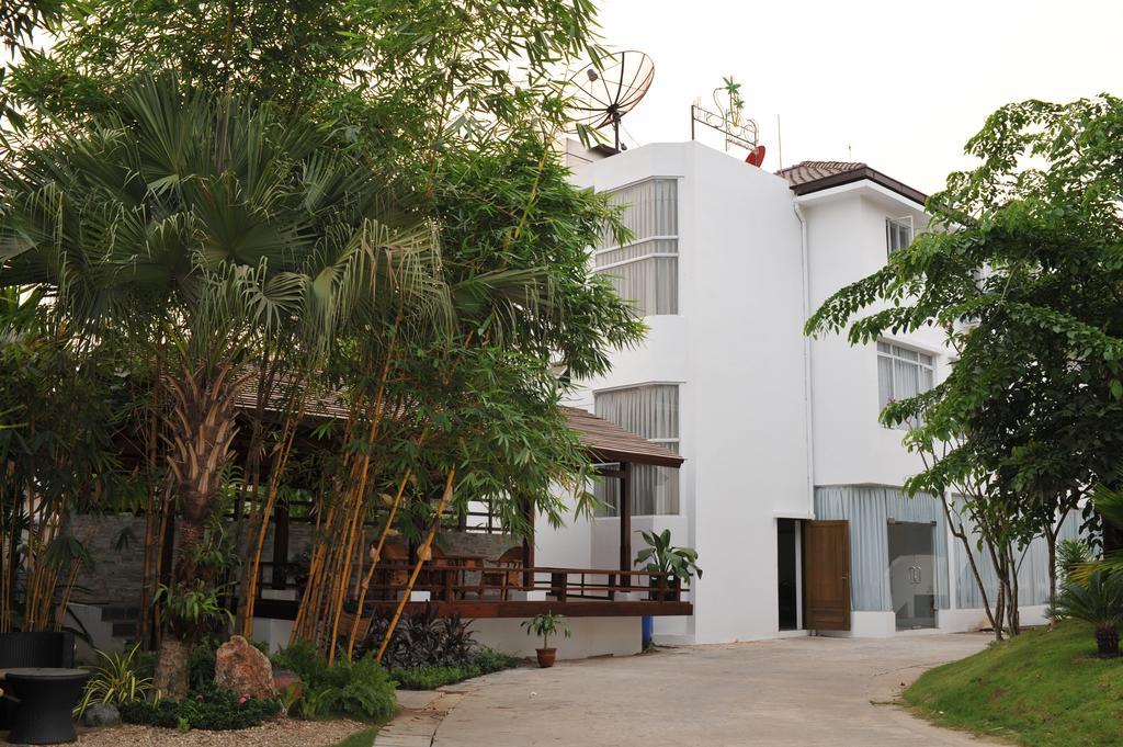 Palm Spring Resort Yangon Exteriör bild