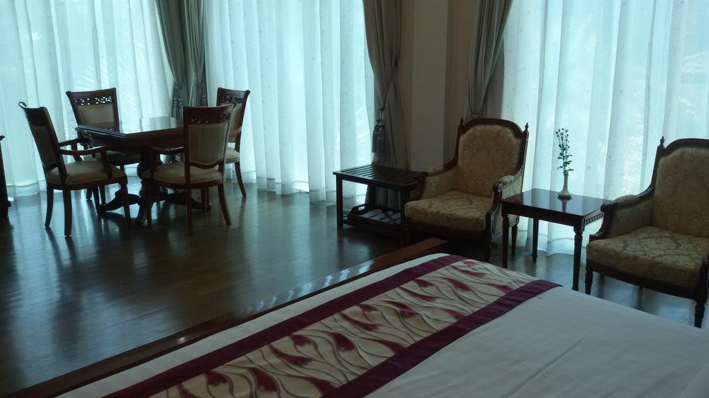 Palm Spring Resort Yangon Rum bild