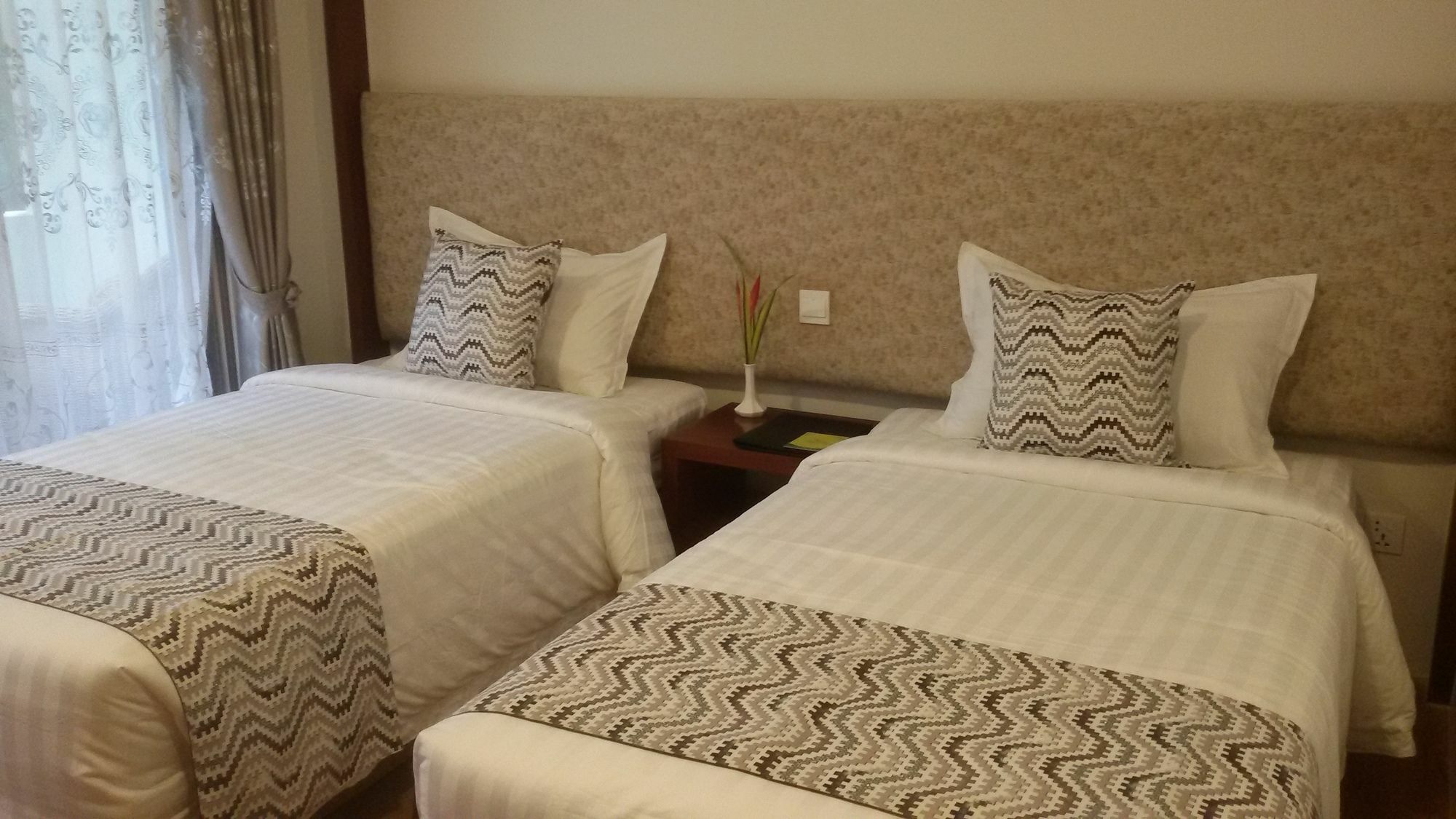 Palm Spring Resort Yangon Exteriör bild